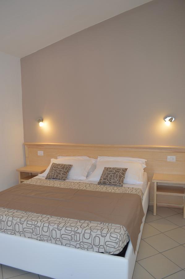 Guest Rooms Affittacamere Сан-Теодоро Экстерьер фото