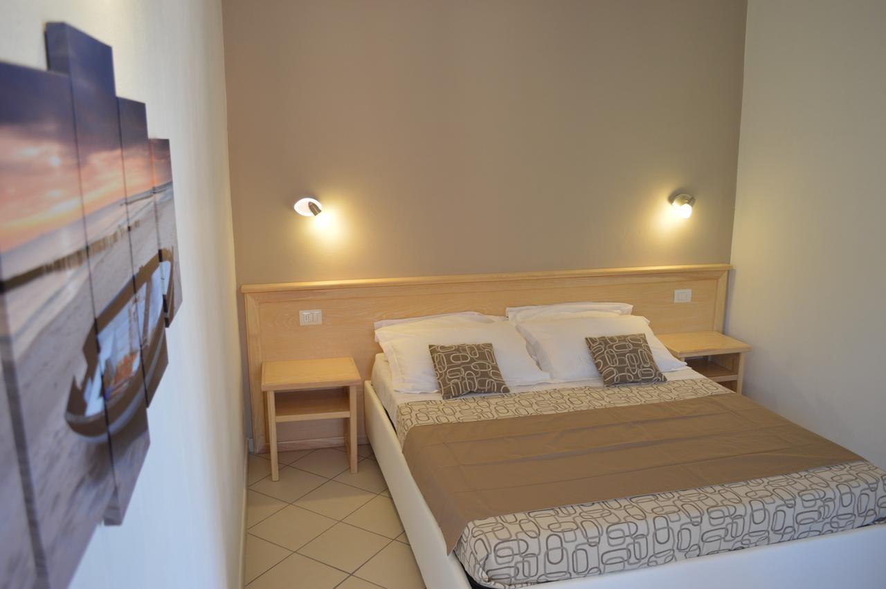 Guest Rooms Affittacamere Сан-Теодоро Экстерьер фото